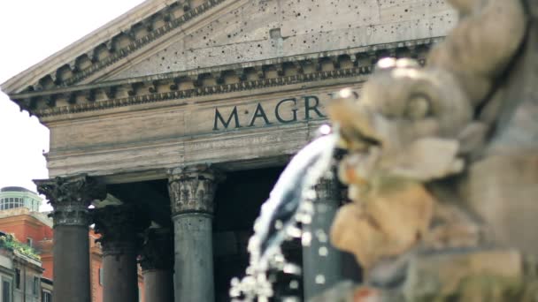 Mooi shot van het Pantheon in Rome met een fontein op de voorgrond — Stockvideo