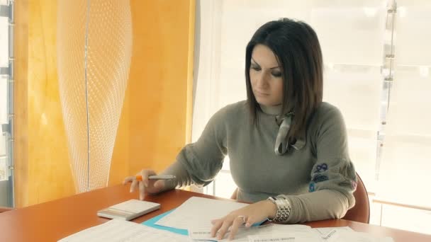 Donna d'affari stressata al lavoro — Video Stock