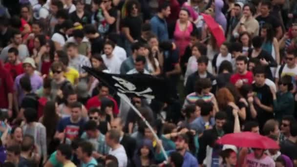 Persone durante il primo maggio concerto — Video Stock