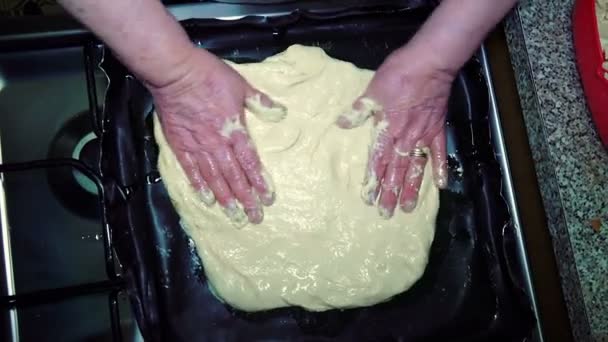 Oude vrouw koken pizza — Stockvideo