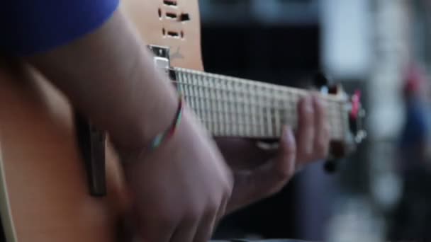 Гитарист на концерте — стоковое видео