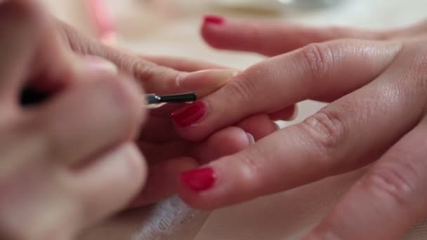 femme dans un salon de beauté recevant une manucure 