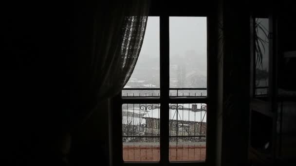 Nieve en la ciudad - vista desde el interior — Vídeos de Stock