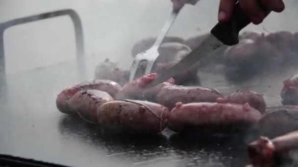 Cocción de carne en parrilla de barbacoa — Vídeo de stock