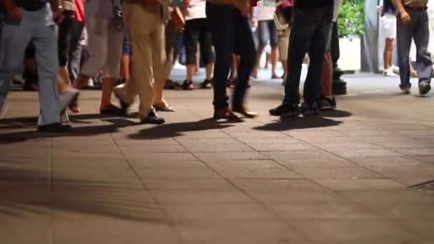 Gente caminando por la noche — Vídeos de Stock