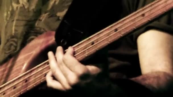 Bassista suonare la chitarra — Video Stock