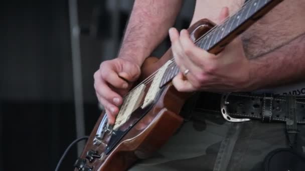 Hombre tocando la guitarra eléctrica — Vídeos de Stock