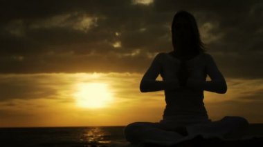 Yoga Çalışan Genç Kadın