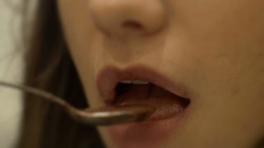 genç kadın çikolata yeme