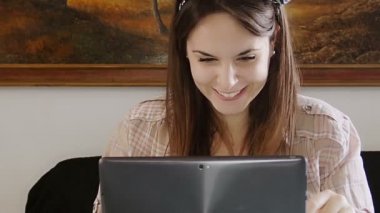 mutlu genç kadın sohbet