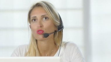 kulaklıklar bir çağrı merkezi ile çalışan kadın