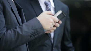 İşadamları mobil tablet kullanma