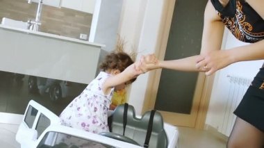 Anne ve bebek araba ile birlikte oynayan kız