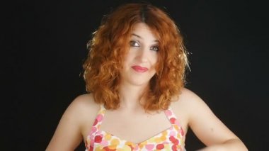 kadın hareketi yapar