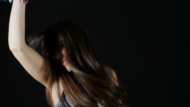 mignonne brunette danse 