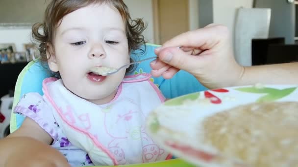 Menina come comida de bebê — Vídeo de Stock