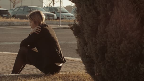 Mujer deprimida sentada en silencio — Vídeo de stock