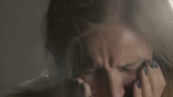 Απελπισμένη και μοναχική γυναίκα κλαίει: απόγνωση, φόβο, προβλήματα, — Αρχείο Βίντεο