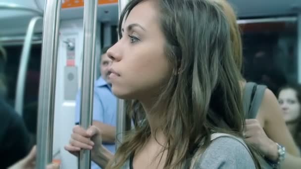 Miła dziewczyna zamyślony w wagonie metra — Wideo stockowe