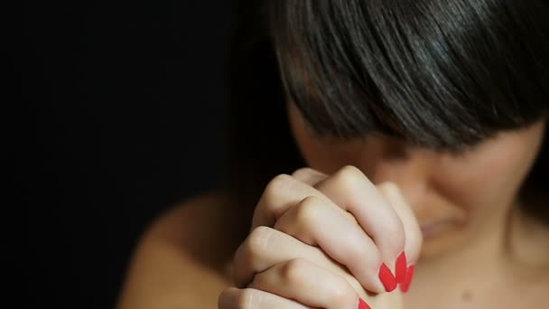 美丽的女人祈祷 — 图库视频影像