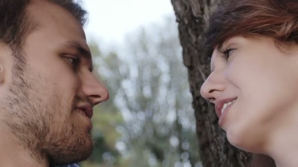 Bărbat și femeie sărutându-se — Videoclip de stoc