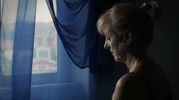 Mujer triste, molesta y preocupada mirando por la ventana: problemas, tristeza — Vídeos de Stock