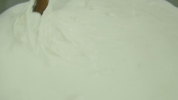 İtalyan mozzarella üretim süreci — Stok video