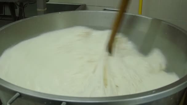 İtalyan mozzarella üretim süreci — Stok video