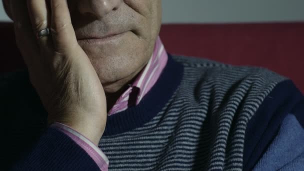 Pensive old man on the couch sitted on the sofa — Stock video