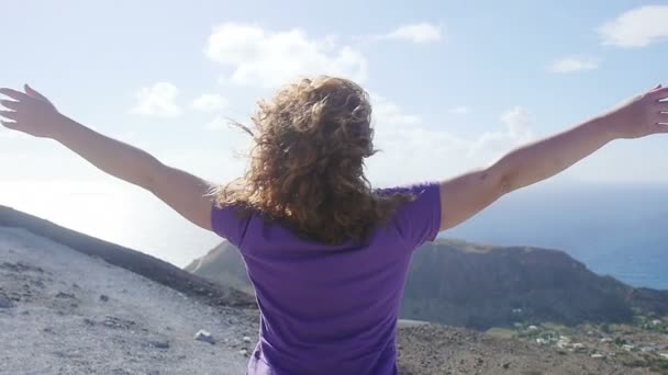 Mujer relajándose cerca de un cráter de volcán — Vídeo de stock