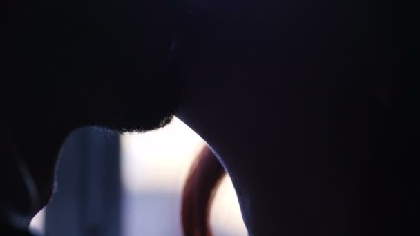 Romantik ve tutkulu bir çift öpüşme — Stok video