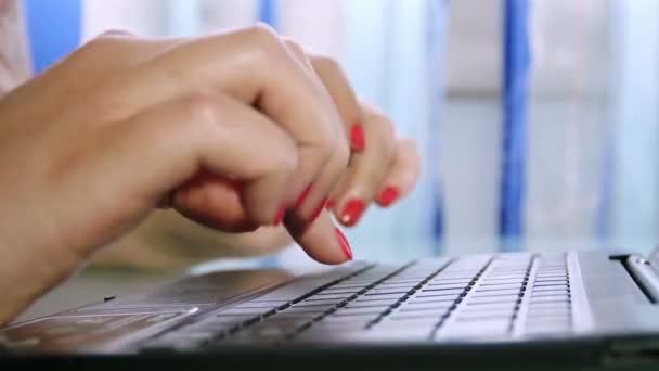 Mujer escribiendo en el teclado — Vídeo de stock