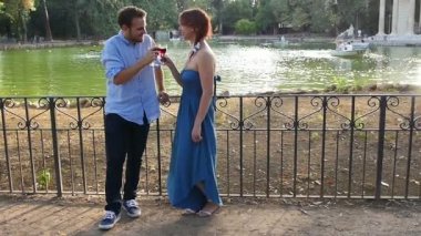 genç adam ve kız arkadaşı şarap Roma'da romantik lake yakınlarında içme