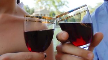 şarap içme insanlar: yakın Sahne romantik bir göl Roma yakınındaki bir tost