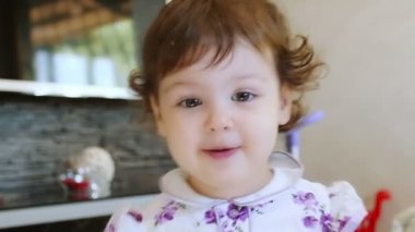 gülümseyerek mutlu küçük kız