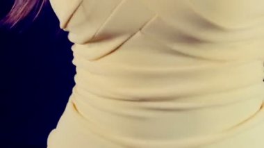 Dans eden genç kadın