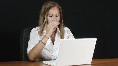 yorgun ve stresli sekreter onu laptop çalışma: ofis işi