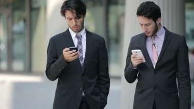 işe yarayacak ve akıllı telefonlar kullanarak resmi iş adamları