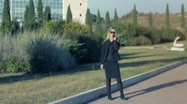 Akıllı telefon kullanan kadın