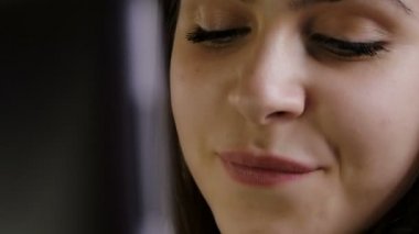 sohbet etmek için bir bilgisayar kullanan genç kadın 