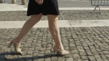 yürüyen genç zarif kadın 