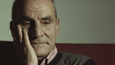 Düşünme rahat yaşlı adam