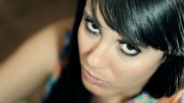 Genç bayan yukarı bakıyor.