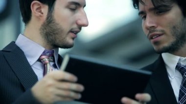 tablet ve smartphone ile iş yerinde iş adamları