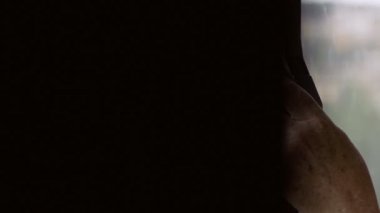 Depresyonda ve üzgün yalnız kadın pencereden dışarı bakıyor