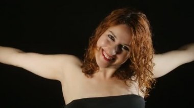 gülümseyen genç bir kadın