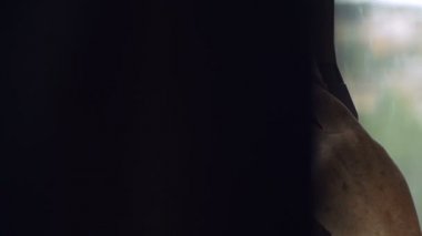 Depresyonda ve üzgün yalnız kadın pencereden dışarı bakıyor