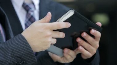 İşadamları mobil tablet kullanma