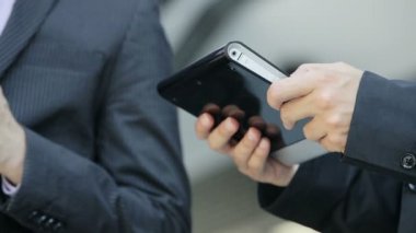 İşadamları Tablet bilgisayarlar ile çalışma