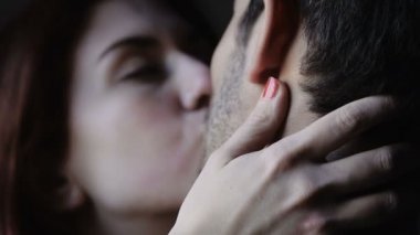 Çift olan tutkulu öpücükler